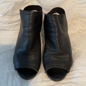 Vince Camuto blk leather peep toe slingbacks Sz 7